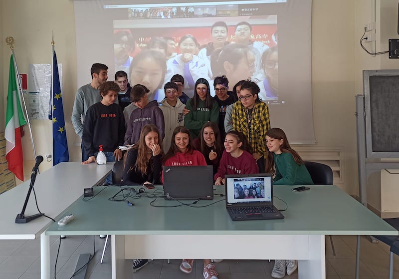 le ragazze e i ragazzi durante la video chiamata